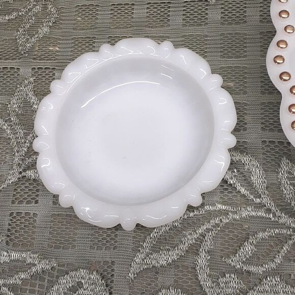 Anchor Hocking 9" Round White scalloped Milk Glass 3 Section divided dish - Picture 3 of 9